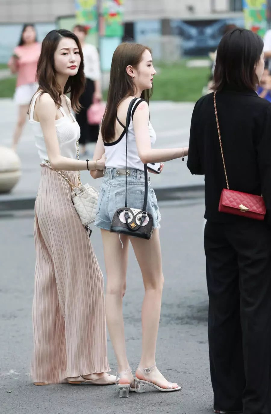 街拍：气质小姐姐破烂牛仔短裤勾勒纤细美腿，白皙肤质很有清纯气