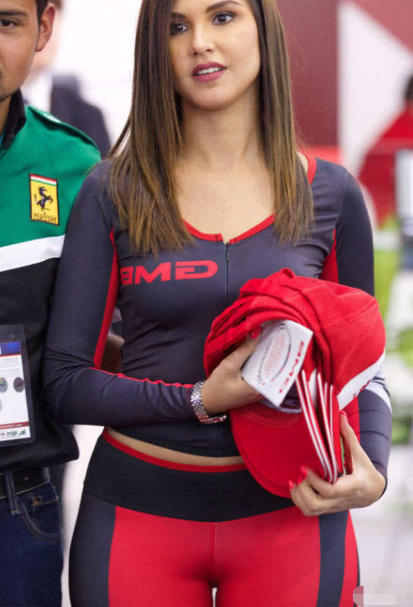 婴儿肥体态的洋妞，紧身装裹出宽垮臀部，水桶腰却毁了她的身型