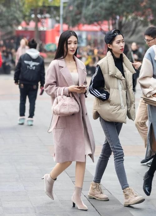  『长筒靴』路人街拍：美女腿型非常瘦，搭配黑色的长筒靴，格外的性感有魅力