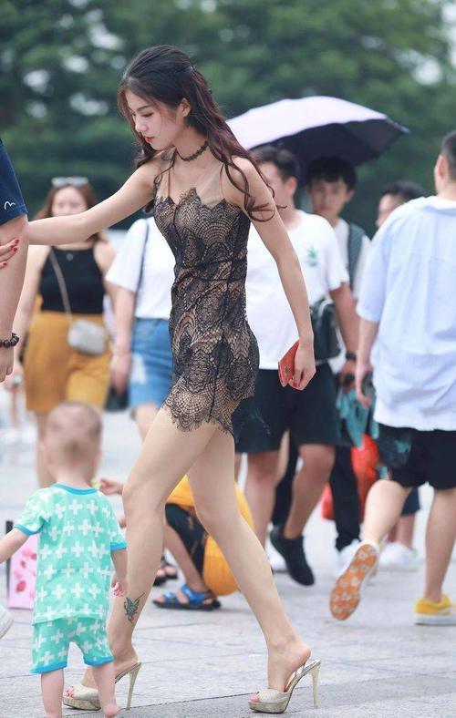 凹凸丰腴的紧身裤美女，展现女人的知性美气质，绽放女性的野性美