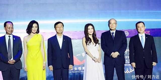 54岁关之琳和51岁温碧霞同框，相差3岁，一个大妈，一个少女