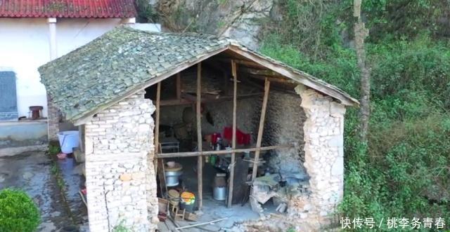 云南大山发现一户人家,在岩洞下盖房子隐居,与世无争