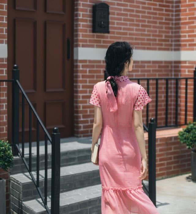 『回忆』打造初夏的“美丽回忆”:少女感十足的粉色装,穿出甜美女人味