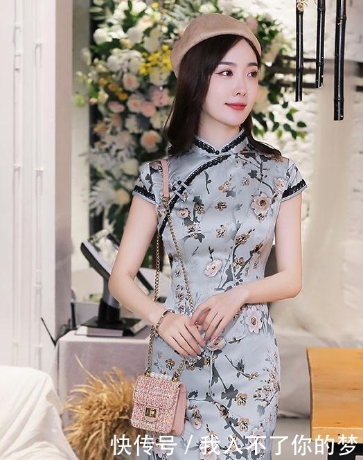  时光■女人要穿得惊艳时光，今春建议这件“旗袍”，优雅又贵气！