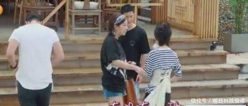 三千块的束胸衣, 让周冬雨穿的尴尬无比, 连黄晓