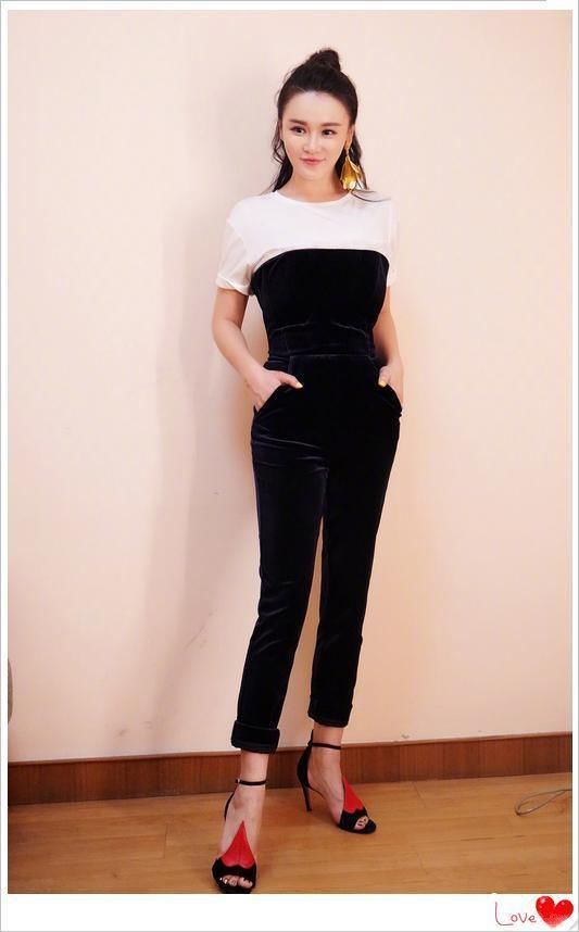 冉莹颖太敢了，包裙划条长缝就穿上身，网友：真怕一不小心撑裂了