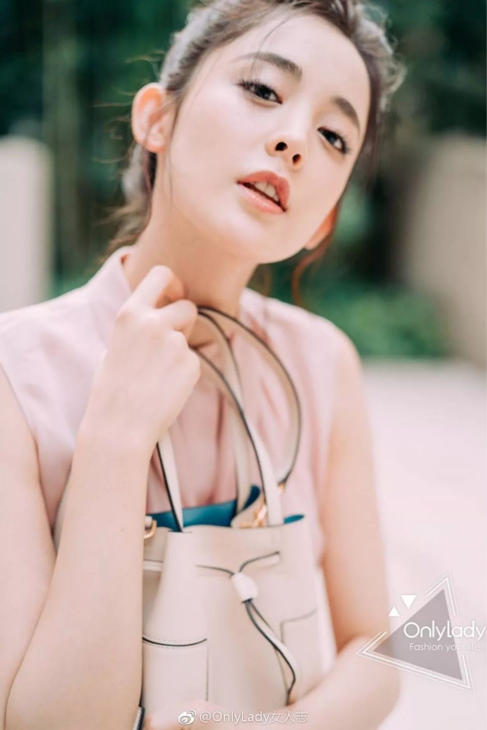 娜扎预测黄铜包边帆布鞋将成爆款，Tory Burch把浪漫融入运动风!