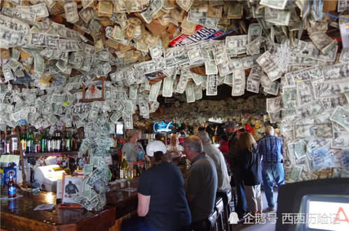  世界■世界上最值钱的酒吧，顾客都会往墙上贴钱，假如在中国会怎么样？