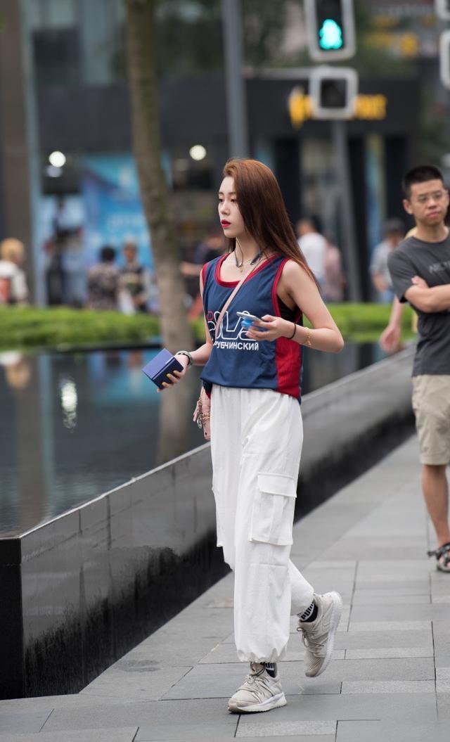 小姐姐■街拍:吊带上衣搭配格子长裤,小姐姐气质优雅,十分靓丽