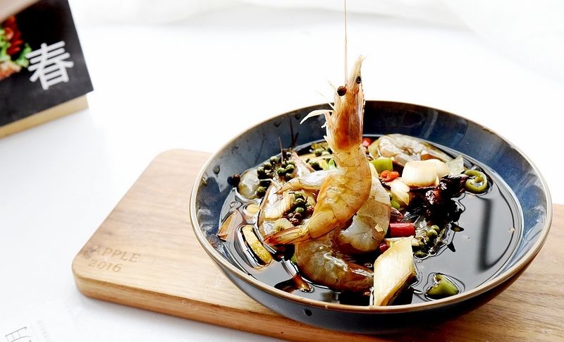  「花椒」活呛虾，我吃了四十多年怎么也吃不够，口感微辣微咸又鲜甜