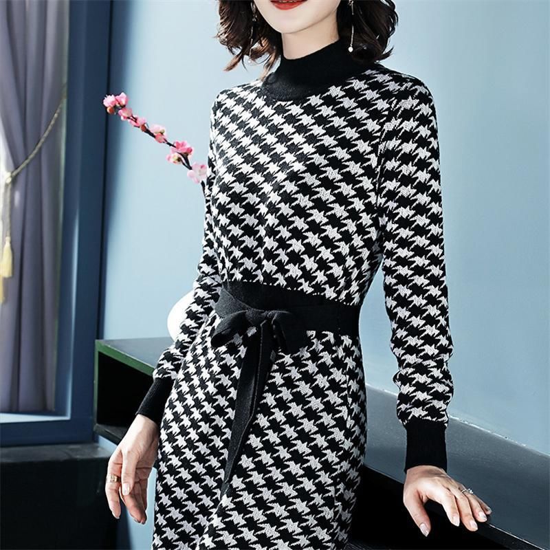 女人再瘦，也别穿紧身裤!试试这“新鲜出炉”的秋裙，美嫩美嫩的