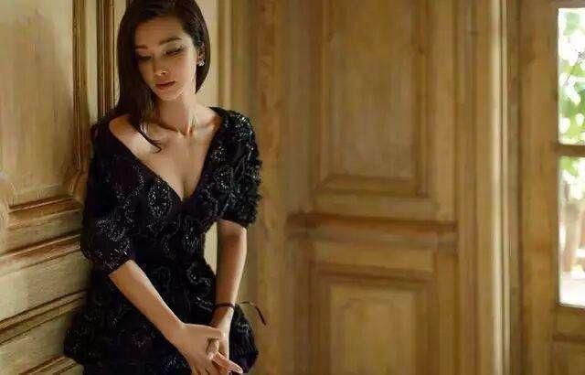 袁立回归再发文:你就是一个高级骗子!网友发现照片眼神有猫腻?