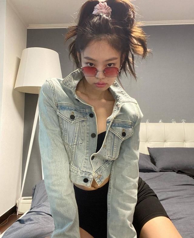  『暴风』Jennie暴风更新INS，在家玩真人奇迹暖暖，从性感到酷帅百变少女