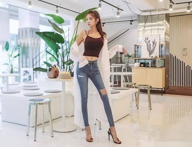 气质小姐姐穿上牛仔裤，让人难以忘记