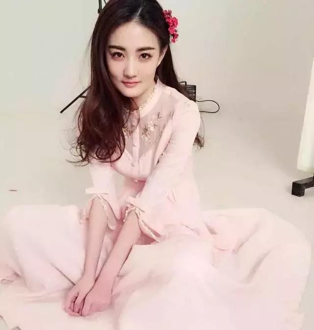 当杨幂与徐璐同穿黑色抹胸裙，网友：终于知道清新和油腻的差距了