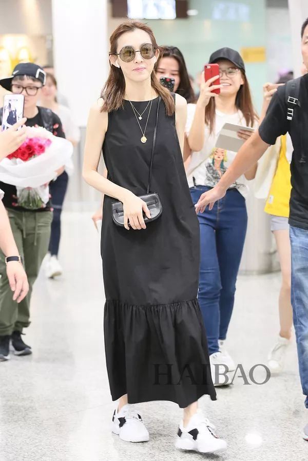 李小璐高调复出靠母女装扮嫩?刘雯一裤两穿太会搭…【海报街拍】