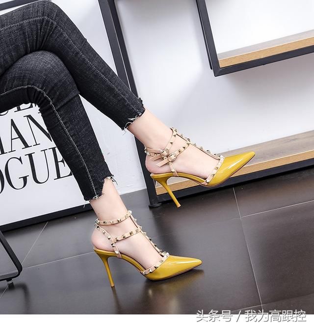 方锥铆钉布置于丁字式扣带上的性感高跟鞋