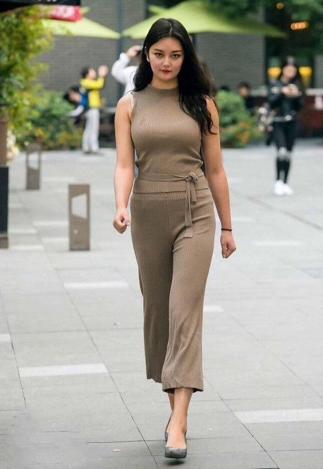 身材微胖的打底裤美女，一步一扭让人眼前一亮！