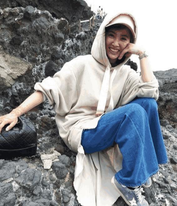 蔡依林从意大利回国, 穿着打扮新奇, 从头红到脚, 一双脏鞋亮眼