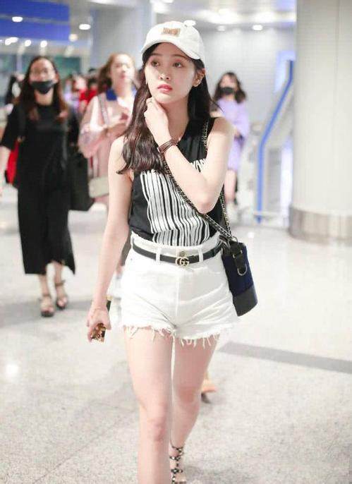 169王珞丹和166吴宣仪同穿短裤，网友：大象腿与筷子腿差距