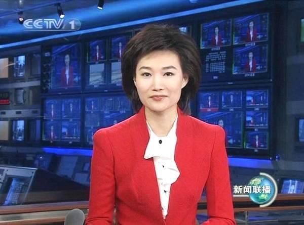 被发型坑了几十年的主持人，换个发型堪比整容，年轻了10岁