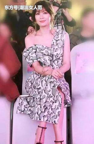 霍思燕为艳压，穿超短裤秀美腿，撞上贾静雯露肩裙，谁丑谁尴尬！