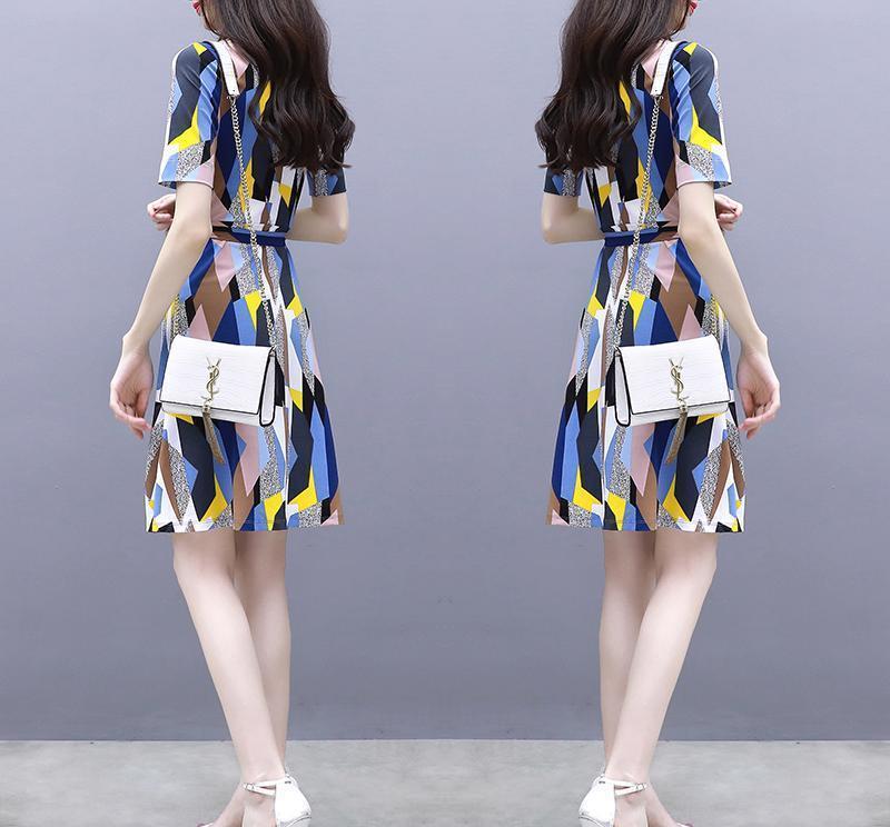 女人别再短T配短裤了，今年流行“背影杀”套裙，浓浓女人味十足