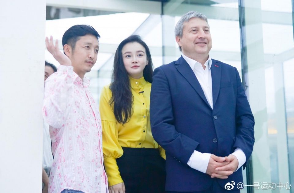 邹市明夫妇参加活动穿着正规大方，刚结束就造型大变衣服个性高调