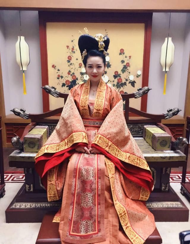 王维维真适合拍古装片，随便一穿就是灵气侧漏，看着就想追剧