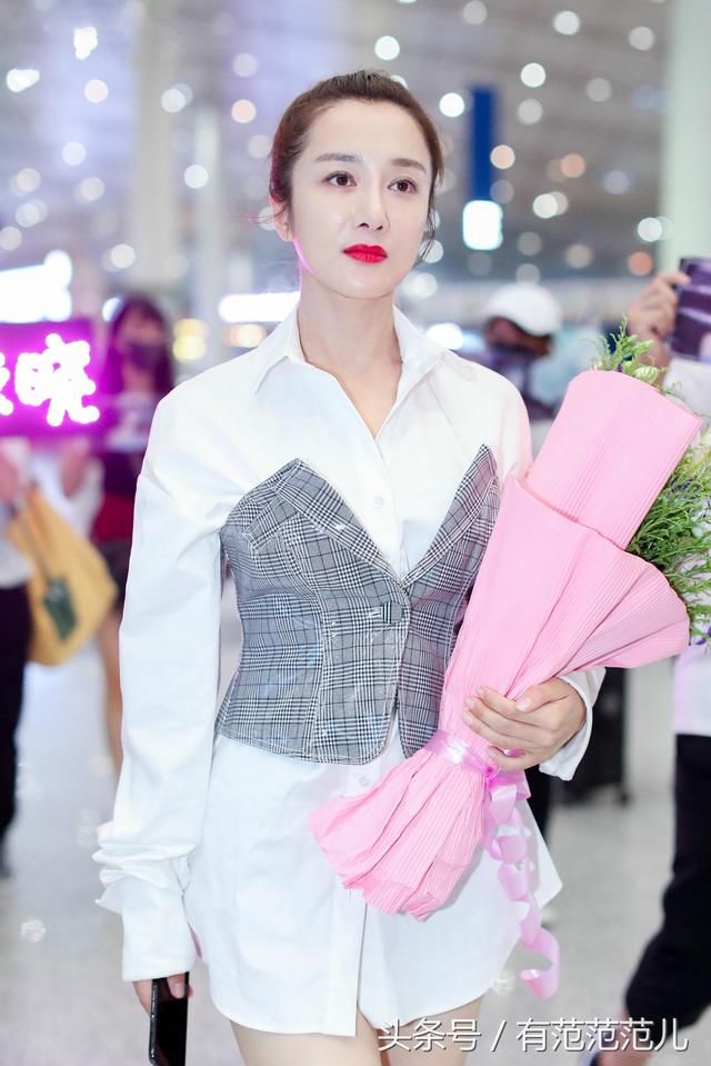 “裴瑗”下衣失踪欲秀腿，却被吐槽上下一样粗，网友：穿上裤子吧