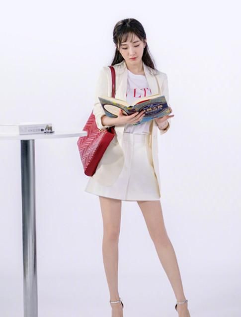 杨幂美腿无敌，半身印花裙穿出仙女感，网友：腰比“A4”还细