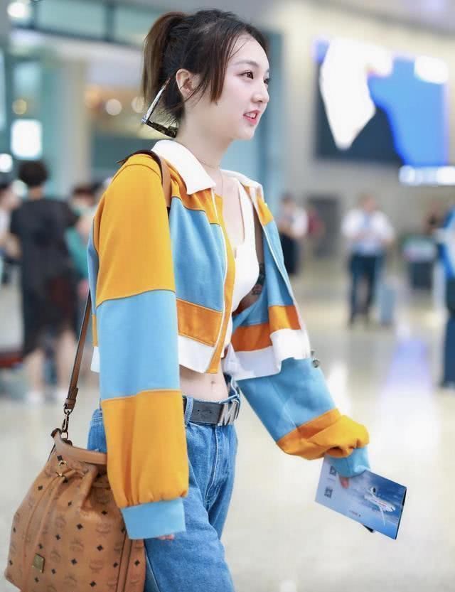  #露脐装#101的强东玥瘦成那样了短装露脐装呈现A4腰，柔美讨人喜欢有魅力