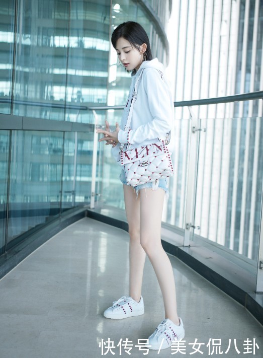 古力娜扎不过是穿对了一条短裤，这双腿马上拉长了两倍多，佩服！