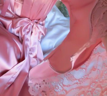 女人洗了澡就别再穿文胸了，看看下图女人直接穿薄纱，好穿又方便