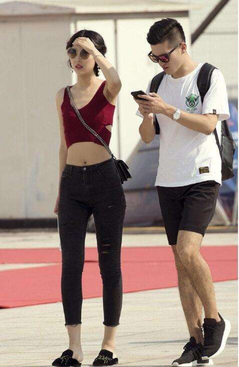 时尚衣着 美女上衣只有三根系带, 如果断了一根, 画面就很尴尬!