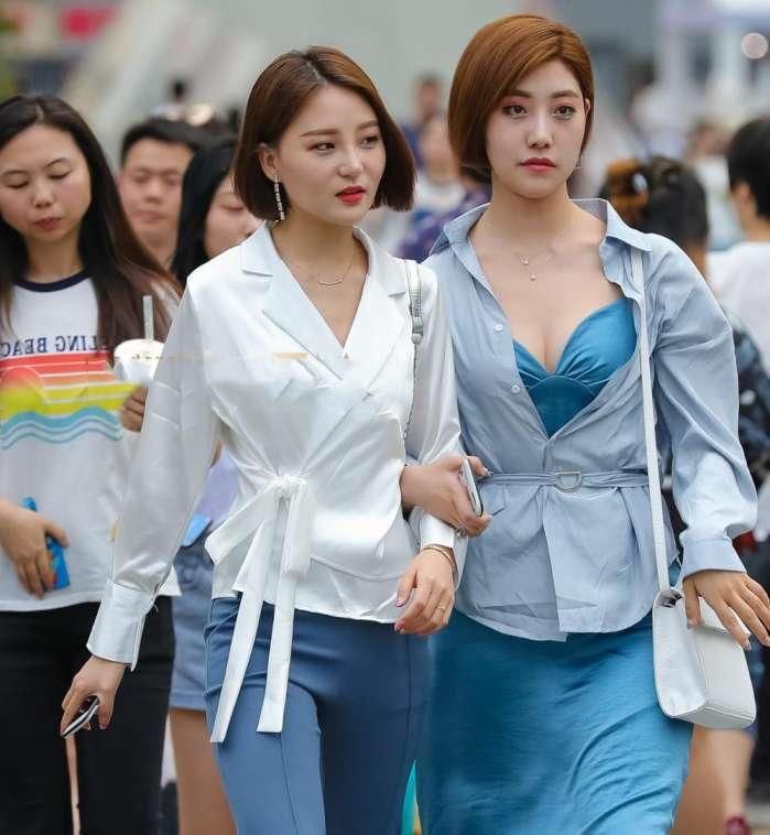 街拍: 轻熟女闺蜜小姐妹街头卖萌,颜值很高，身材也不错!
