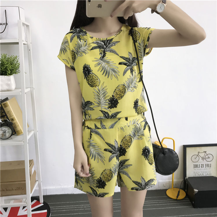 假如你是小个子，千万别穿裙!穿这样的短裤套装，显高显瘦特清爽