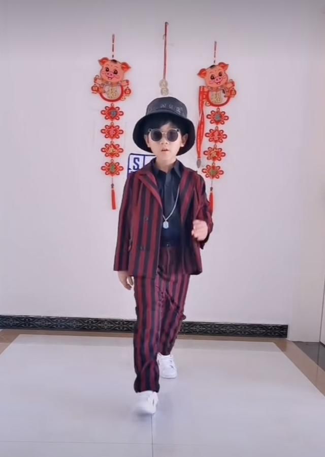  『武汉解封』封城76天：60岁爷爷戴口罩西装革履秀街拍，时尚大武汉终于回归
