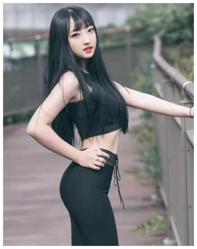 街拍：妩媚白皙的小姐姐，展现满满的青春活力