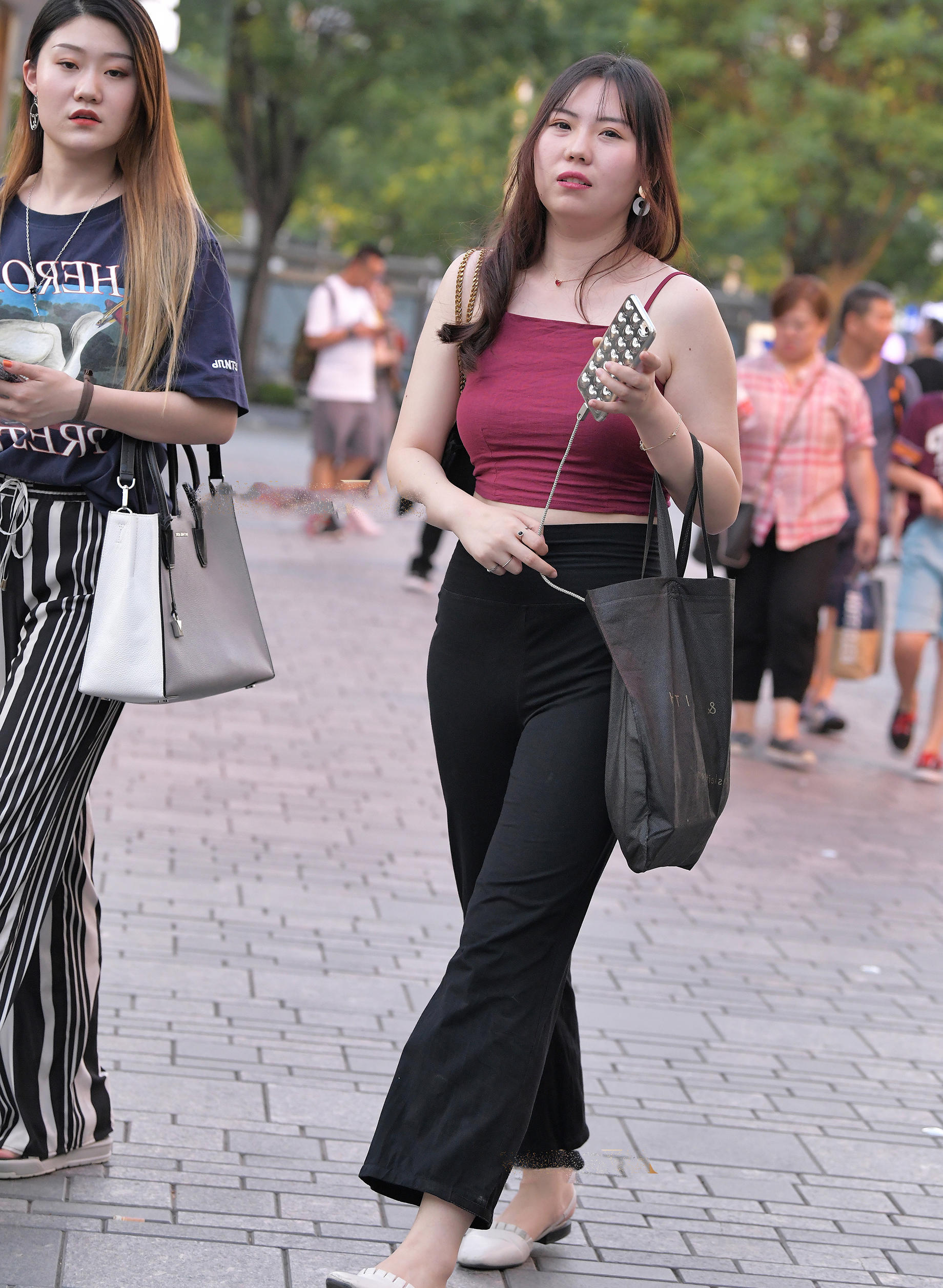 婴儿肥小姐姐紧身裤，路人无数却成最美风景，肥而不腻