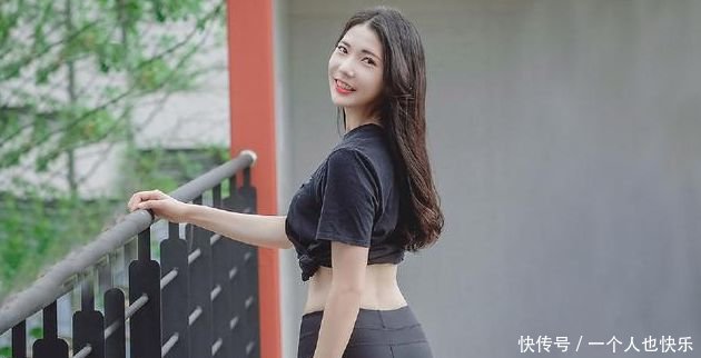 街拍美丽婀娜的牛仔裤小姐姐，展现出的曲线十分的完美迷人！