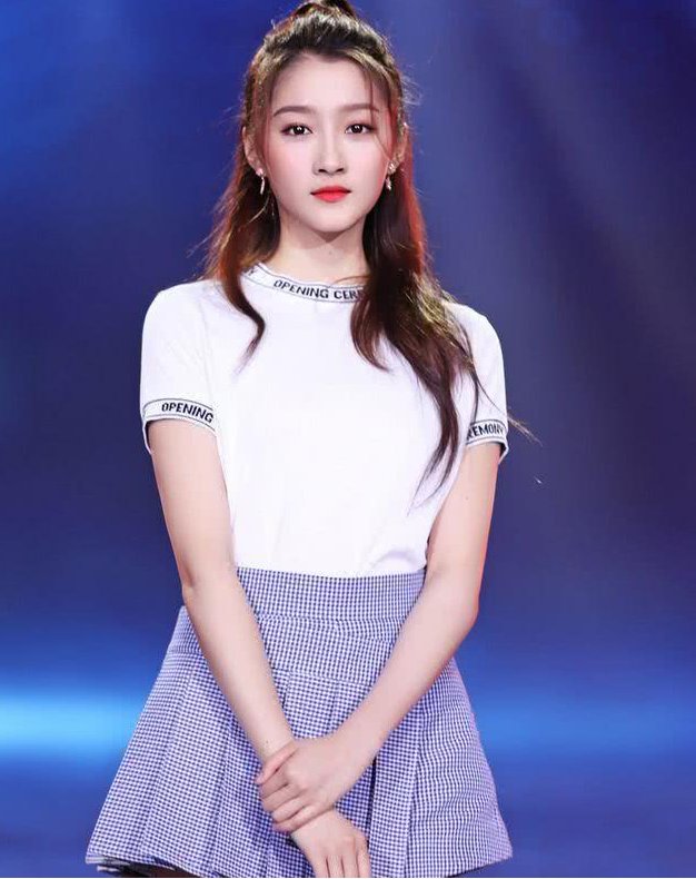 关晓彤为显腿长拼了，裙子越提越高，网友:才20岁就这样穿好吗