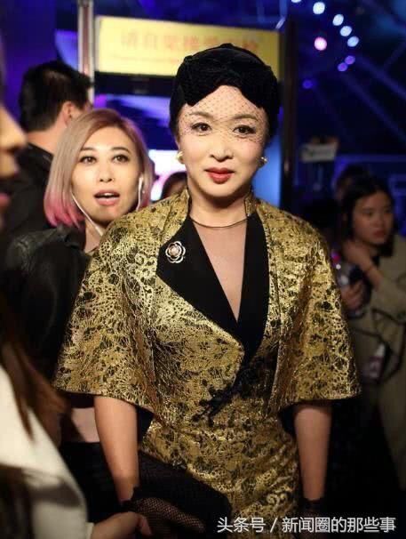 51岁金星一身金袍出席时装周，但高清镜头下的脸让人无法接受