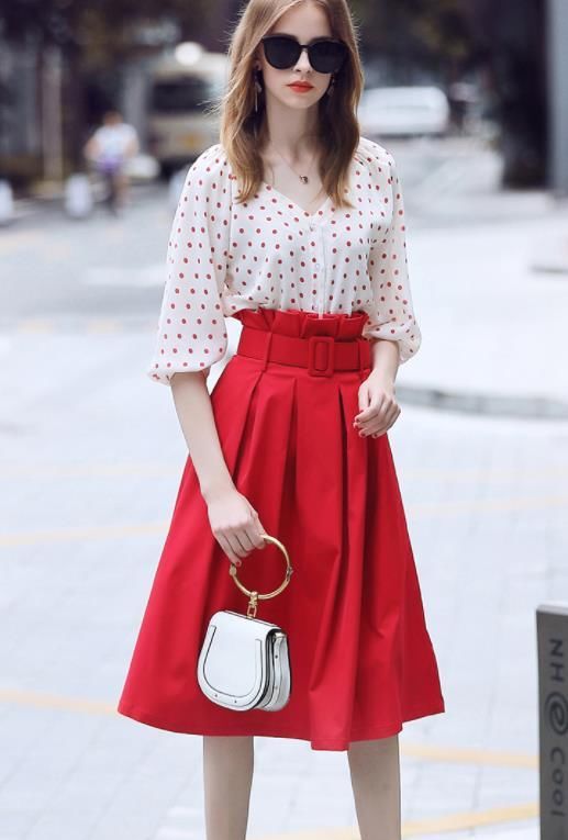 一米五老婆虽矮，但超会“装！秋天穿衬衫半裙+裸鞋，照样显高挑