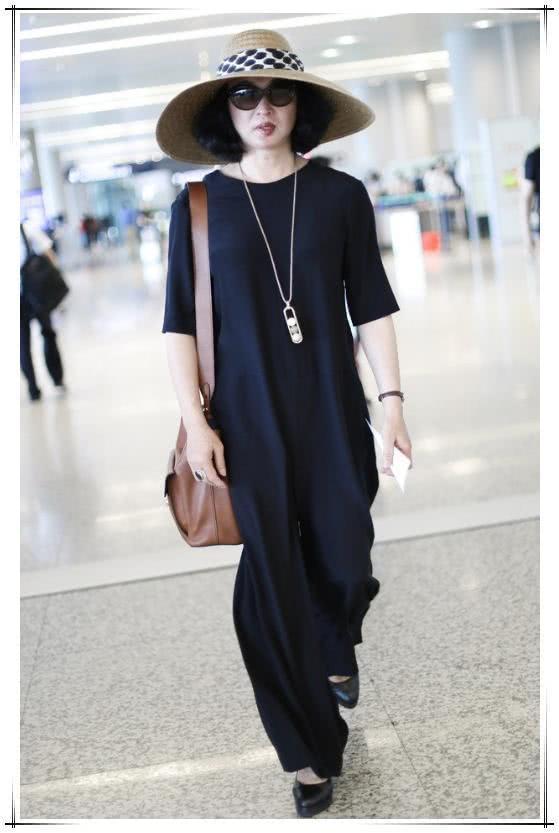 金星一件连体裤穿出时尚新高度，网友：我就好奇她上厕所咋办啊？