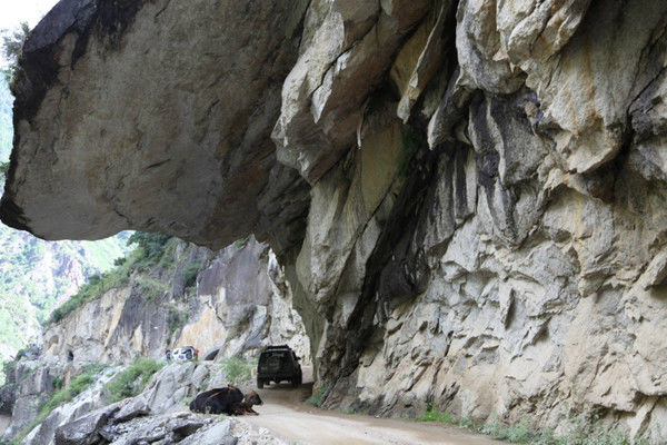 自驾霸道穿越丙察察闯西藏，悬崖边上走一遭，遭遇塌方，泥地陷车