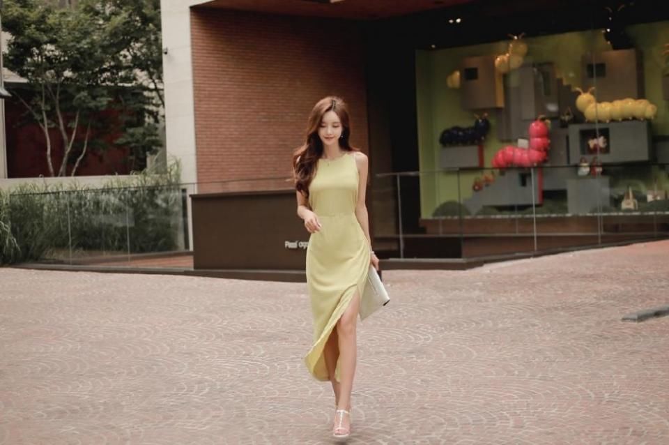 韩国骨感美女穿淡绿色轻薄长裙，美腿白皙拍优雅性感写真！