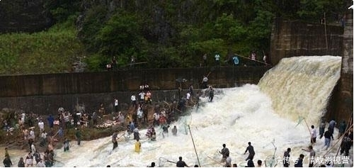 封存了５０年的水库泄洪后，却发生了这样的事，整个村的人都赶来