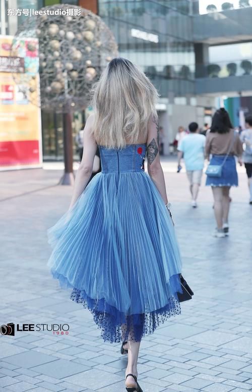 姑娘穿了一条很飘逸的裙子，是不是看着很有“仙气”啊