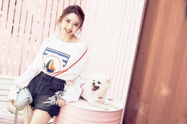 唐艺昕穿短裤大秀美腿，看到她的鞋子我沉默了，网友：巴掌小脚？